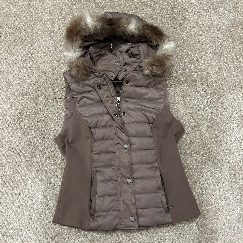 WHbm hooded vest